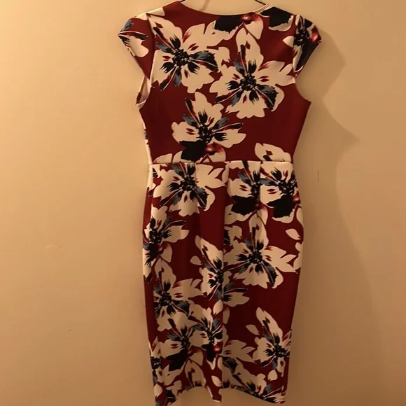 Beautiful great condition like new simply styled dress size small - Picture 5 of 7
